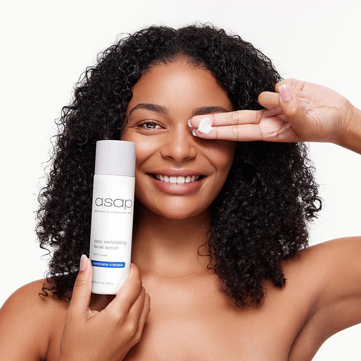 ASAP Daily Exfoliating Facial Scrub – aangebracht op de huid