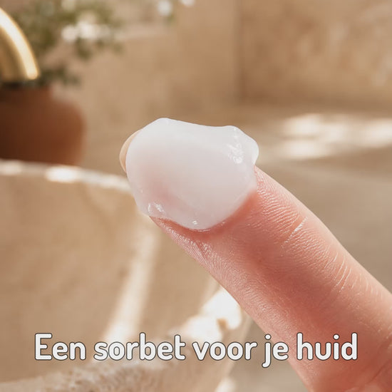 Heeft je droge of uitgedroogde huid behoefte aan intensieve, langdurige hydratatie met een rijke maar comfortabele textuur? De Comfort Zone Hydramemory Rich Sorbet Cream combineert cactusvijgextract uit biologische regeneratieve landbouw en macro-hyaluronzuur in een innovatieve sorbetachtige textuur die direct vloeibaarder wordt op de huid 