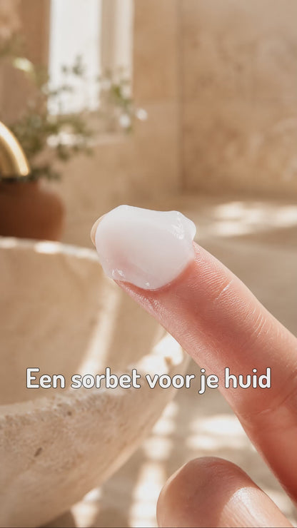Heeft je droge of uitgedroogde huid behoefte aan intensieve, langdurige hydratatie met een rijke maar comfortabele textuur? De Comfort Zone Hydramemory Rich Sorbet Cream combineert cactusvijgextract uit biologische regeneratieve landbouw en macro-hyaluronzuur in een innovatieve sorbetachtige textuur die direct vloeibaarder wordt op de huid 